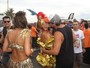 Isis Valverde e mais famosos beijam muito no sábado de Carnaval