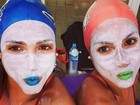 Gêmeas do nado sincronizado brincam de maquiagem com protetor 