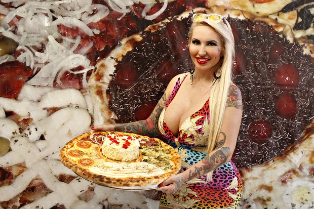 Sabrina Boing Boing e a pizza com bolo, especial para comemorar o dia da pizza (Foto: Celso Tavares/EGO)