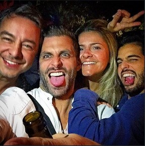 Henri Castelli ao lado de Paula Souto, André Nicolau e amigo (Foto: Instagram)