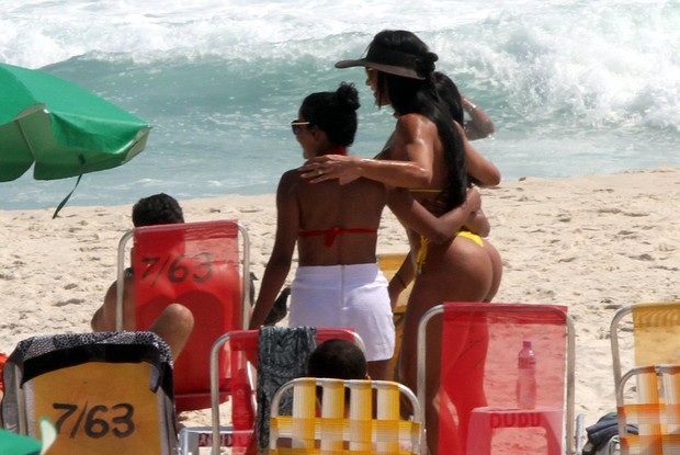 Gracyanne Barbosa na praia (Foto: Marcos Ferreira / FotoRioNews)