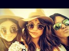Selena Gomez faz selfie com amigas e exibe acessório indiano na testa