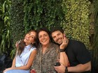 Sabrina Sato posa com a sogra e namorado em almoço 'família' no Rio