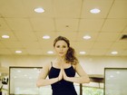 Rita Guedes mostra boa forma e elasticidade em posições de ioga