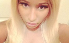 Nicki Minaj exibe decotão em rede social