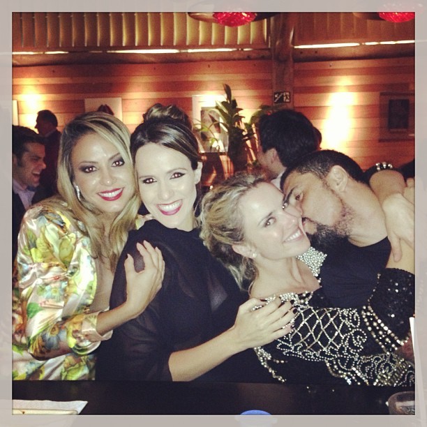 Alinne Rosa, Fernanda Pontes, Nathália Rodugues e o namorado, Tchelo, em festa em São Paulo (Foto: Instagram/ Reprodução)