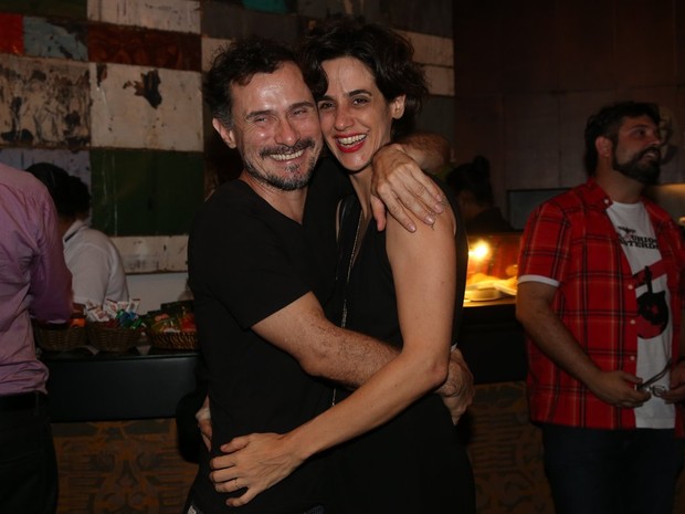 Enrique Diaz e a mulher, a atriz Mariana Lima, em estreia de peça na Zona Sul do Rio (Foto: André Freitas/ Ag. News)