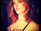 Alessandra Ambrósio posta foto usando lingerie: 'glamour'