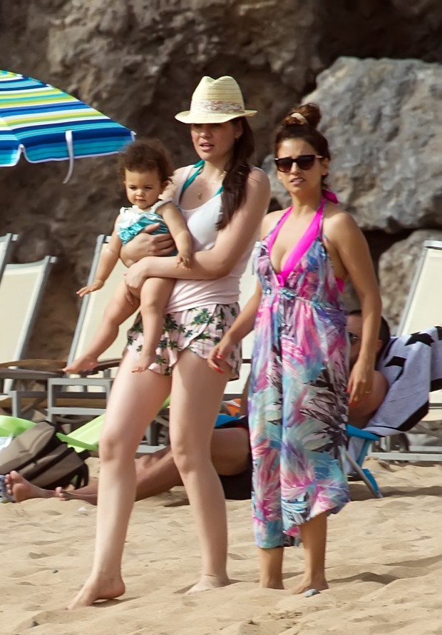 Penelope Cruz na praia com a filha (Foto: AKM-GSI / AKM-GSI)