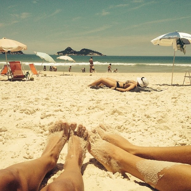 Pés de Grazi Massafera e Ana Lima na praia (Foto: Instagram / Reprodução)