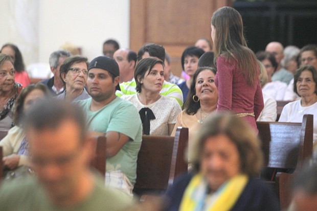 Deborah Secco em culto da Paróquia São Marcos (Foto: Gabriel Rangel / AgNews)