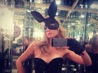 Paris Hilton posa de coelhinha sexy e recebe elogios e proposta indecente