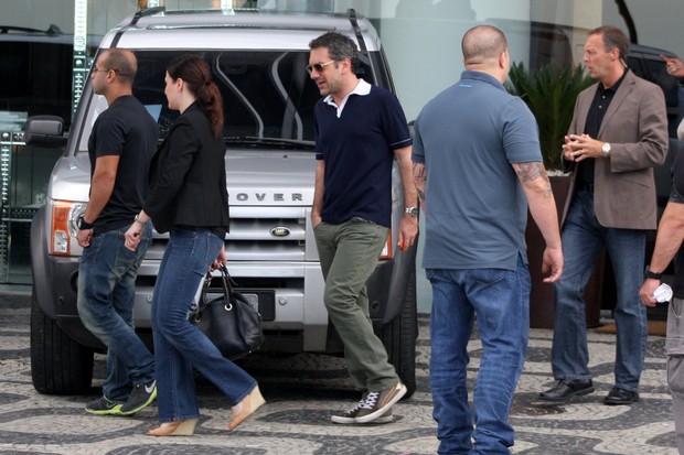 O diretor Todd Phillips e elenco de "Se Beber Não Case 3" saindo do hotel no Rio (Foto: Jc Pereira /Foto Rio News)