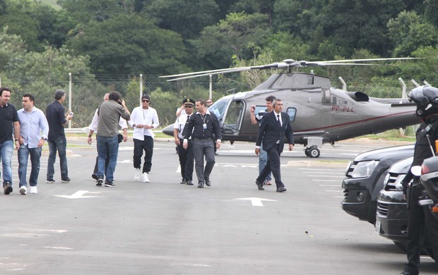 Neymar chega de helicóptero em Campinas (Foto: Thiago Duran / AgNews)