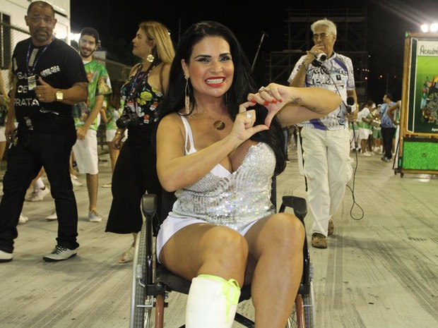 Solange Gomes em ensaio técnico da Santa Cruz na Marquês de Sapucaí, no Centro do Rio (Foto: Divulgação)