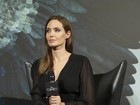 Angelina Jolie usa sapatos personalizados para lançar filme