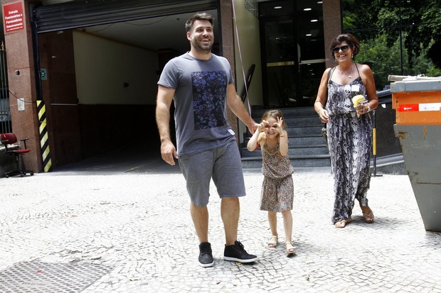 Raoni Carneiro, marido de Fernanda Rodrigues, com a filha (Foto: Alex Palarea/AgNews)