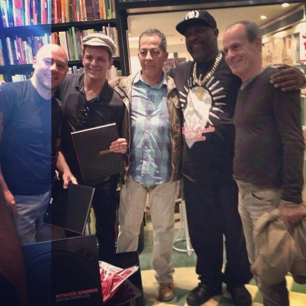 Daryan Dornelles, Rodrigo Santos, Hyldon, Mister Catra e Ney Matogrosso em lançamento de livro na Zona Sul do Rio (Foto: Instagram/ Reprodução)
