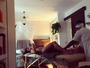 Daniele Suzuki mostra shape sequinho ao receber massagem: 'Relaxando'