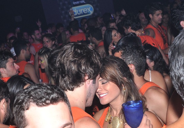 Babi Rossi beijando (Foto: Marcelo Machado/Ag Haack)