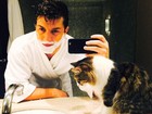 Klebber Toledo faz selfie com bicho de estimação e fã diz: 'Dois gatos'