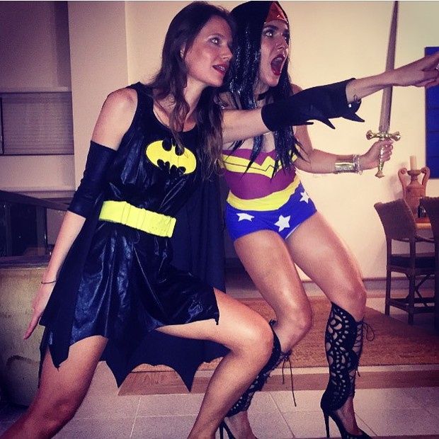 Monique Alfradique (Mulher Maravilha) com uma amiga (Bat Girl) (Foto: Reprodução/Instagram)
