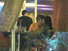 Isis Valverde troca beijos com o namorado durante jantar no Rio