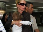 Uma Thurman desembarca em São Paulo com a filha no colo