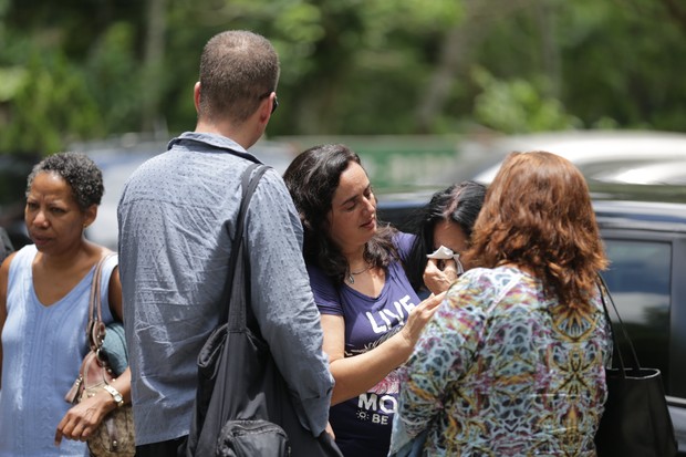 Produtora executiva Lucineia consolando a mãe Maria Luisa no velório de Selma Reis (Foto: Rodrigo Gorosito / EGO)
