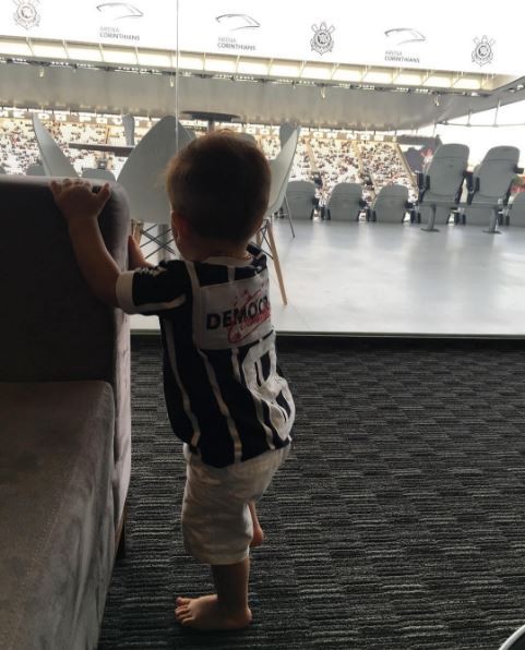 Rodrigo, filho de Adriana e Rodrigão, na Arena Corinthians (Foto: Reprodução/Instagram)