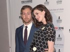 Anne Hathaway, grávida, exibe barriguinha em evento nos EUA