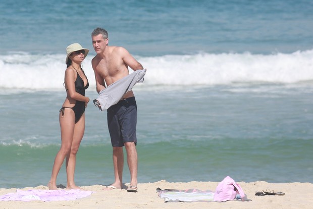 Anna Lima com namorado na praia (Foto: Dilson Silva/ Ag. News)