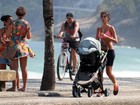 Bela Gil mostra a boa forma correndo na praia quatro meses após dar à luz