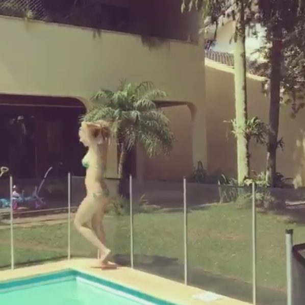 Luana Piovani na piscina de casa (Foto: Reprodução/Instagram)