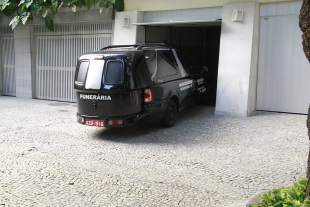 Carro da funerária chega ao apartamento onde está o corpo de José Wilker (Foto: Isac Luz/EGO)