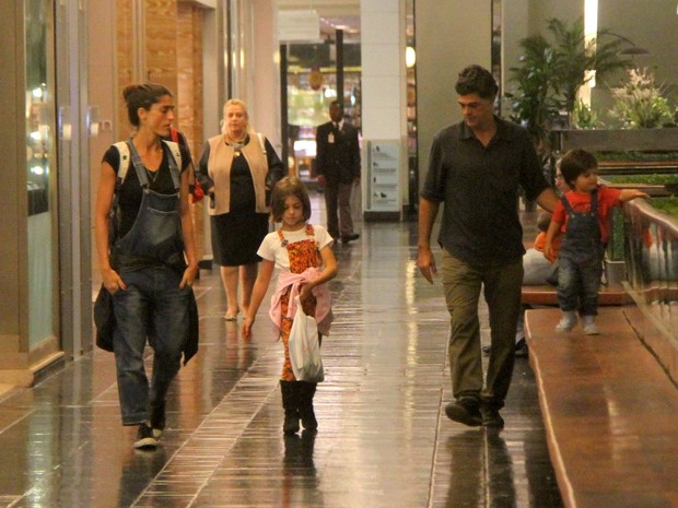 Cynthia Howlett e Eduardo Moscovis com os filho Manoela e Rodrigo em shopping no Rio (Foto: Daniel Delmiro/ Ag. News)