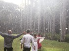 Em foto inédita, Preta Gil e Rodrigo Godoy aparecem dançando na chuva