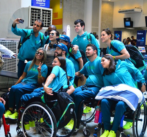 Cleo Pires com atletas paralímpicos (Foto: William Oda / AgNews)