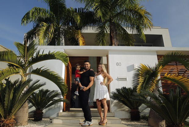 Ana de Biase com o marido, João Tristão, e o filho, João Vitor, mostram a decoração de sua casa para o EGO (Foto: Marcos Serra Lima/EGO)