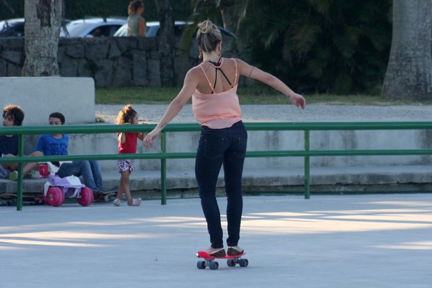 Joana Machado no skate (Foto: AG Famosos / Divulgação)