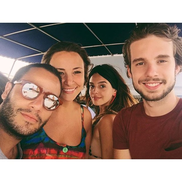 Giovanna Lancellotti e amigos em passeio de barco em Noronha (Foto: Instagram/Reprodução)