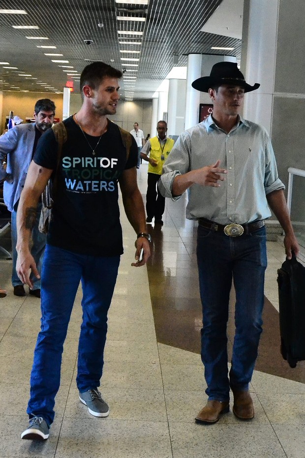Ex-BBBs Jonas e Fael no aeroporto Santos Dumont (Foto: William Oda / AgNews)