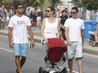 Luana Piovani passeia com o filho e o marido na orla do Rio