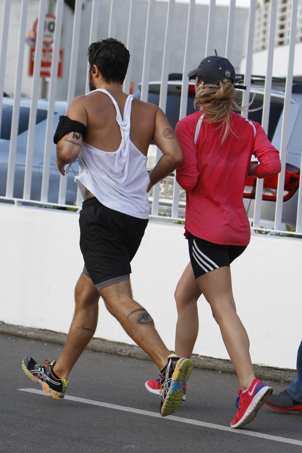 Giovanna Ewbank e Bruno Gagliasso caminham na Lagoa (Foto: Gil Rodrigues/Foto Rio News)