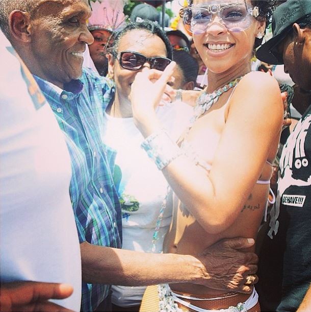 Rihanna e o avô (Foto: Instagram/Reprodução)