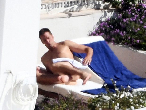 Tom Brady em piscina de hotel em Positano, na Itália (Foto: Grosby Group/ Agência)