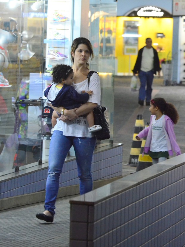 Samara Felippo passeia em shopping com filhas (Foto: Henrique Oliveira / Agnews)