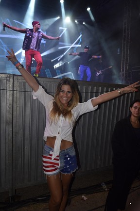 Lívia Lemos em show de Naldo em Maceió (Foto: Fred Pontes/ Divulgação)