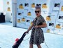 Kelly Osbourne 'faz faxina' em tapete de premiação nos Estados Unidos