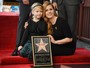 Amy Adams ganha estrela na Calçada da Fama e recebe o carinho da família